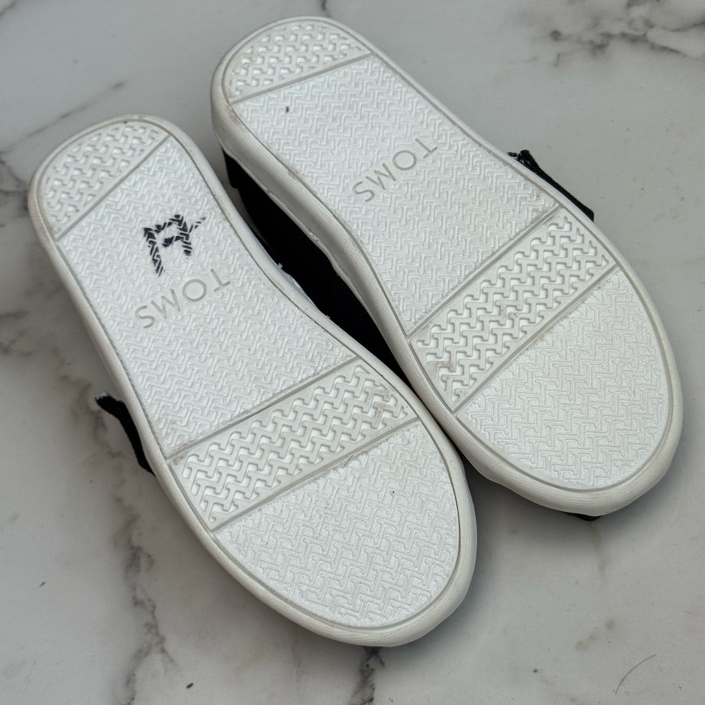 NWOT TOMS Kids Black Canvas Sneakers - Picture 8 of 8